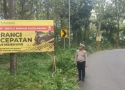 Antisipasi Kecelakaan, Satlantas Polres Bojonegoro Pasang Spanduk Imbauan di Jalur Rawan