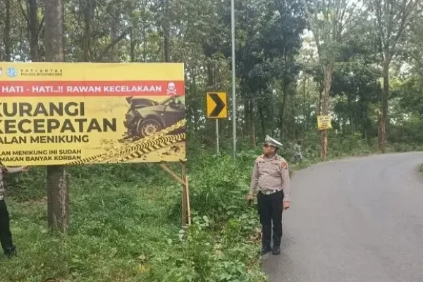 Antisipasi Kecelakaan, Satlantas Polres Bojonegoro Pasang Spanduk Imbauan di Jalur Rawan