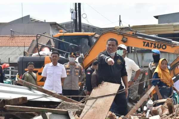 Pemkot Surabaya Bongkar Bangunan Liar di Pasar Simorejo Timur