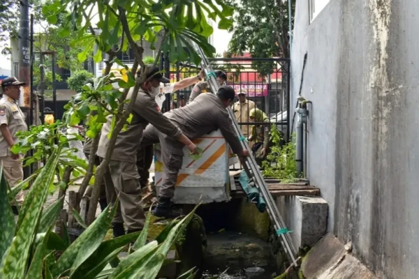 Satpol PP Surabaya Bongkar Lapak Liar di Saluran Manukan untuk Kembalikan Fungsi Drainase