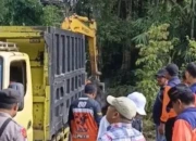 Petugas Gabungan Bersihkan Material Longsor di Desa Geger