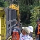 Petugas Gabungan Bersihkan Material Longsor