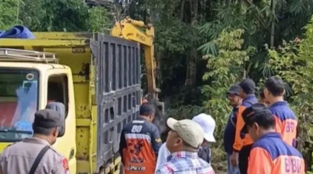 Petugas Gabungan Bersihkan Material Longsor