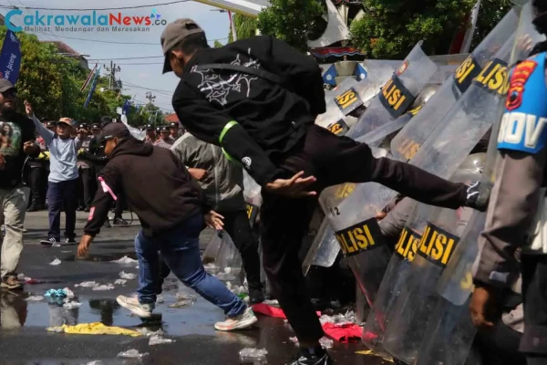Simulasi Unjuk Rasa Ricuh di Balaikota Tegal, Aparat Uji Kesiapsiagaan Hadapi Situasi potensi Kericuhan Aksi Massa