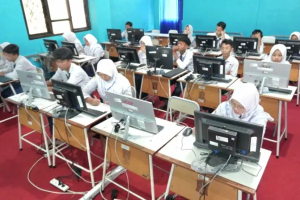 Siswa SMP saat melaksanakan TKA