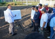 Wali Kota menjelaskan melalui papan tulis tetnagn skema penanganan banjir di Ketintang