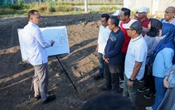 Wali Kota menjelaskan melalui papan tulis tetnagn skema penanganan banjir di Ketintang