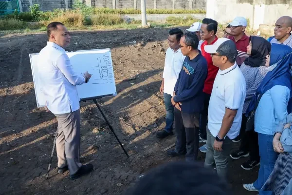 Bawa Papan Tulis ke Lapangan, Eri Cahyadi Urai Skema Besar Atasi Banjir Surabaya