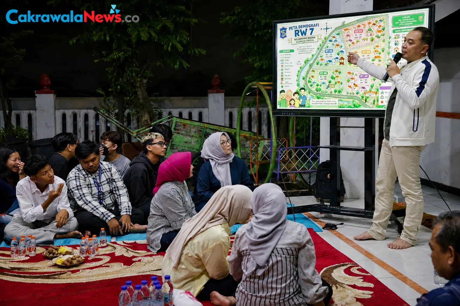 eri cahyadi diskusi kampung pancasila bersama warga karah