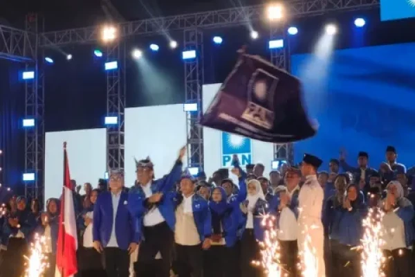 Lantik Pengurus PAN Jatim, Zulhas Targetkan Kursi Naik di 2029 dan Minta Gerak Cepat Bantu Rakyat