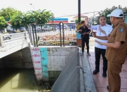 Wali Kota Surabaya saat sidak pengerjaan rumah pompa