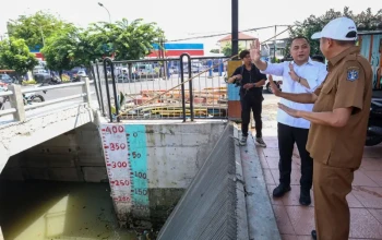 Wali Kota Surabaya saat sidak pengerjaan rumah pompa
