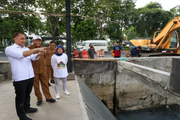 Wali Kota Surabaya Eri Cahyadi saat Sidak pegerjaan rumah pompa