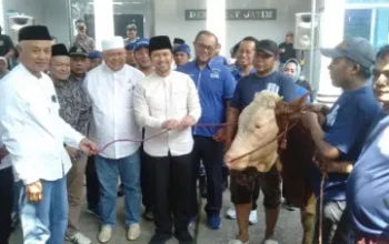 Masyarakat Tidak Perlu Antri,  Demokrat Jatim Bagikan Daging Kurban Melalui Door to Door