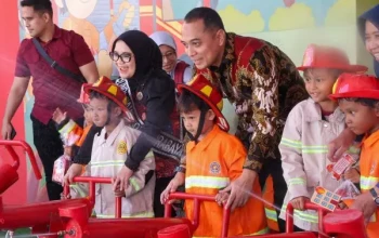 Anak-anak Surabaya Kini Bisa Jadi “Damkar Cilik”, Belajar Padamkan Api hingga Keliling Naik Mobil Pemadam