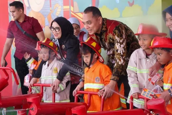 Anak-anak Surabaya Kini Bisa Jadi “Damkar Cilik”, Belajar Padamkan Api hingga Keliling Naik Mobil Pemadam
