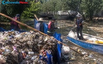 Evakuasi Sampah Plastik Kali Tebu Surabaya Capai 2,4 Ton