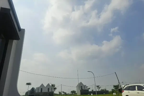 Cuaca Surabaya Selasa Hari Ini Didominasi Panas dan Cerah Berawan
