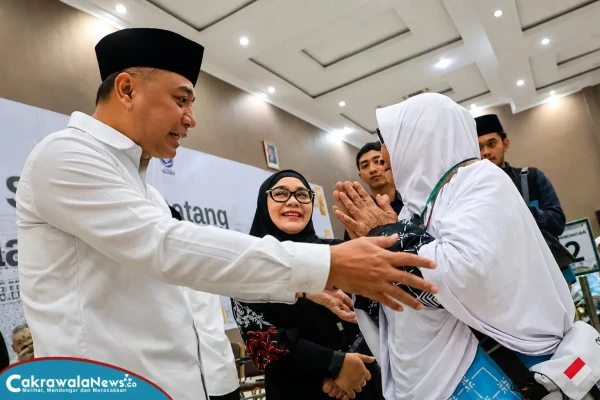 Menuju Tanah Suci, Wali Kota Eri Lepas Jamaah Surabaya dan Titip Doa agar Kota Kian Berkah