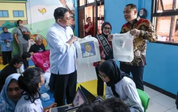 Eri cahyadi Wali Kota Surabaya saat meninjau fasilitas PAUD
