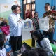 Eri cahyadi Wali Kota Surabaya saat meninjau fasilitas PAUD