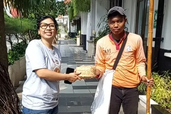 Momentum Idul Adha 1447 H, Forwan Surabaya Bagikan 500 Paket Daging Kurban untuk Loper Koran Hingga Penyapu Jalan