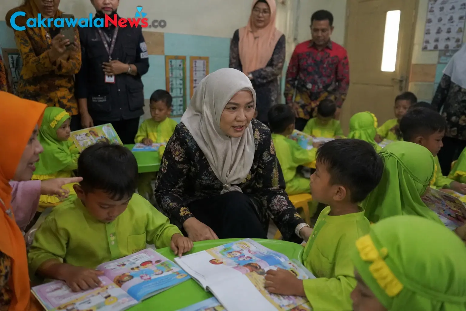 Ibu Wali Kota Surabaya Tinjau Kegiatan Edukasi dan Penguatan Karakter Anak di PAUD Flamboyan