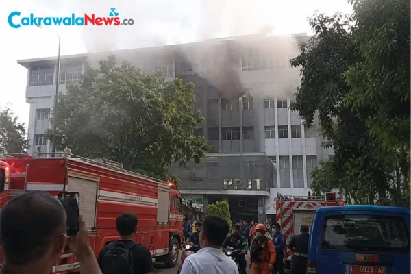 Kebakaran Gedung PPJT RSUD Dr Soetomo Surabaya, Diduga Berasal dari Ruang Farmasi Lantai 5, Satu Pasien Dilaporkan Meninggal