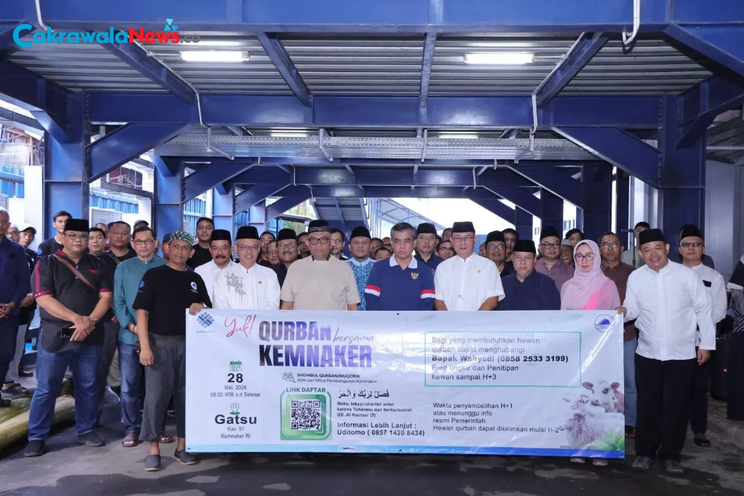 Menaker Yassierli Menyerahkan Hewan Kurban pada Perayaan Iduladha 1447 Hijriah di Kantor Kemnaker Jakarta