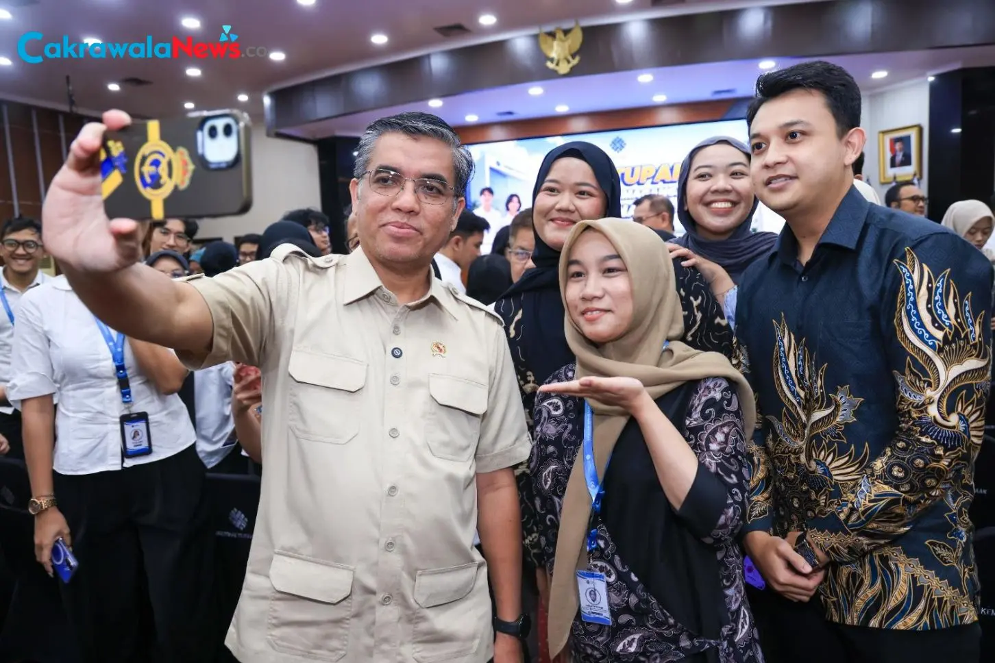 Menaker Yassierli Resmi Tutup Program Magang Nasional Batch 2 di Kemnaker Jakarta