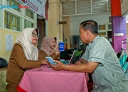 Orang Tua Murid Antre Konsultasi dan Verifikasi Data SPMB di Posko Dispendik Surabaya