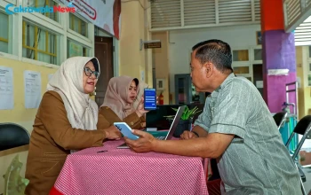 Orang Tua Murid Antre Konsultasi dan Verifikasi Data SPMB di Posko Dispendik Surabaya