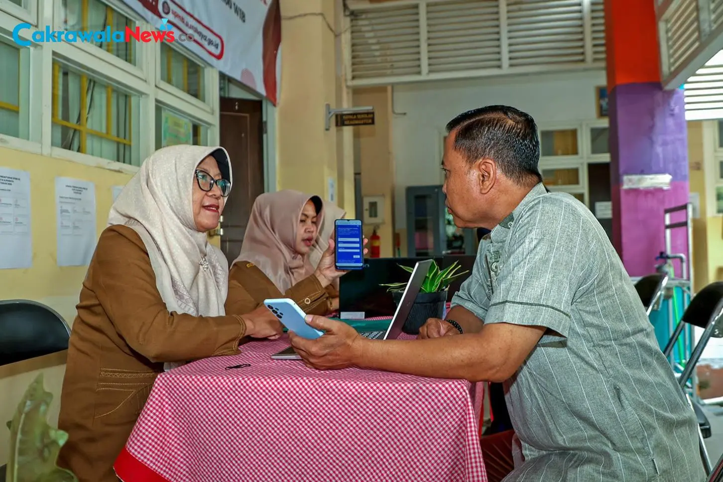 Orang Tua Murid Antre Konsultasi dan Verifikasi Data SPMB di Posko Dispendik Surabaya