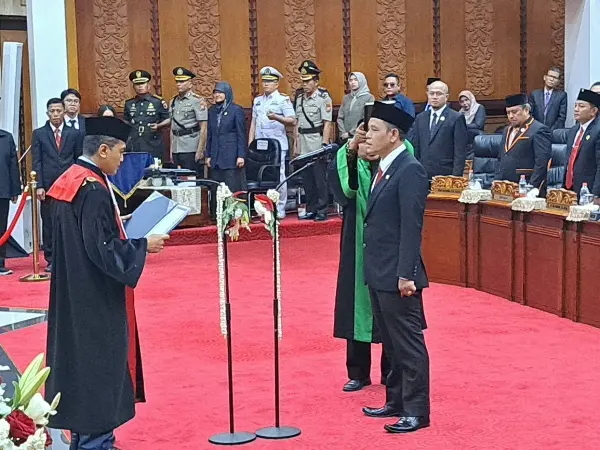 Pelantikan saifudin zuhri sebagai ketua DPRD Surab