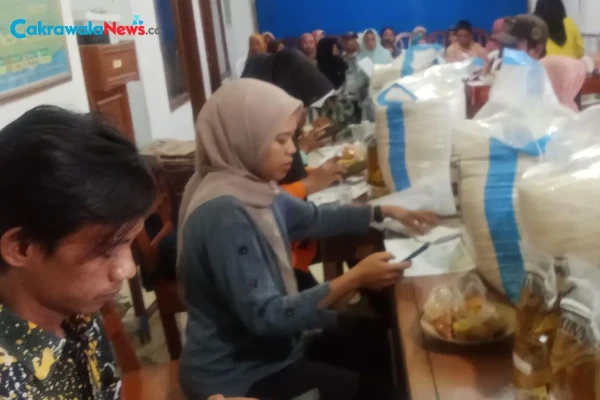 Kaur Kesra Istiqomah : Bagikan Beras dan Minyak Goreng Dari Dinas ketahanan pangan dan pertanian
