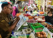 Petugas DKPP Surabaya Pantau Stok dan Harga Bahan Pangan Jelang Libur Panjang Iduladha 2026
