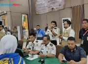Petugas Imigrasi saat memantau proses pemberangkatan calon camaah haji