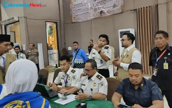 Petugas Imigrasi saat memantau proses pemberangkatan calon camaah haji