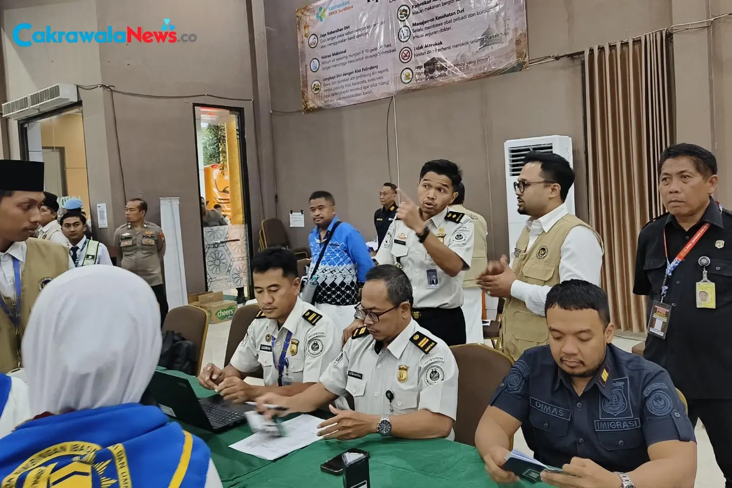 Petugas Imigrasi saat memantau proses pemberangkatan calon camaah haji