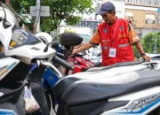 petugas parkir digitasl di Surabaya