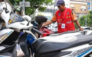 petugas parkir digitasl di Surabaya