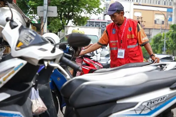 petugas parkir digitasl di Surabaya