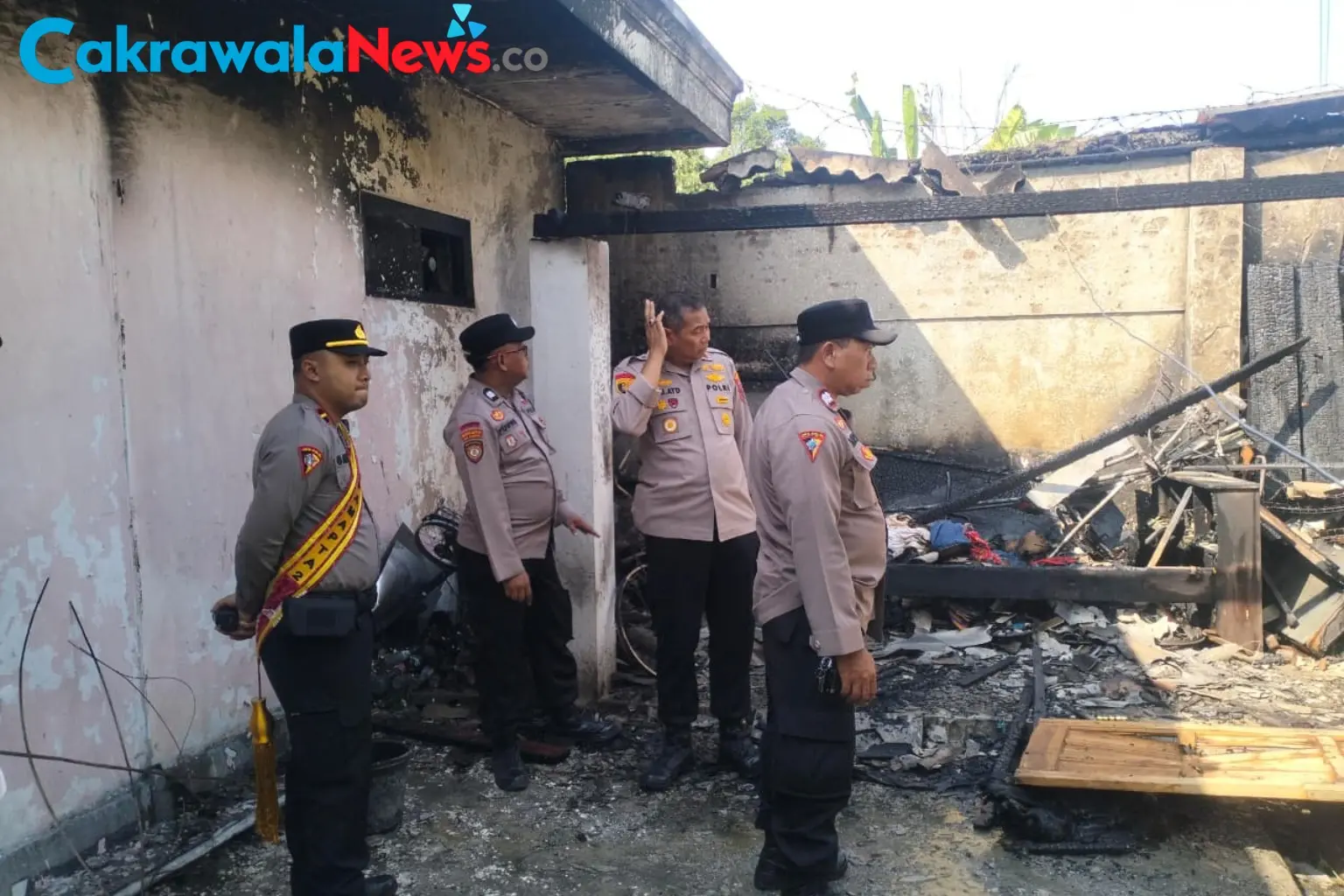 Polisi dan Warga Padamkan Kebakaran Gudang di Permukiman Desa Kupu Tegal
