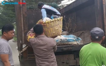 Polsek Pangkah dan DLH Bersihkan Sampah Liar di Jalan Lingkar Slawi