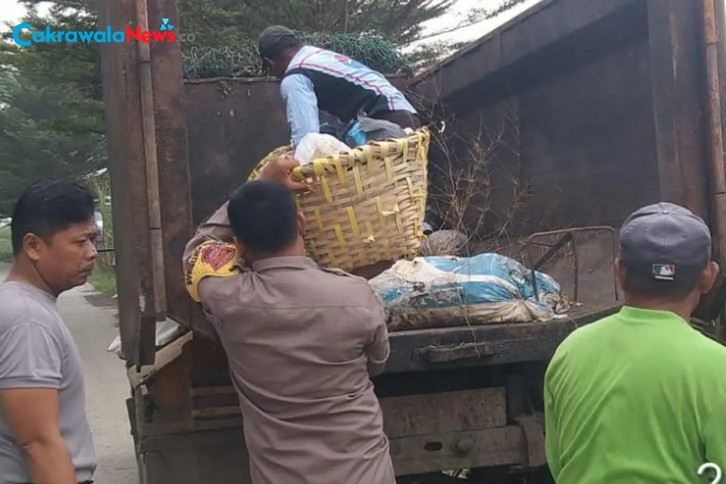 Polsek Pangkah dan DLH Bersihkan Sampah Liar di Jalan Lingkar Slawi
