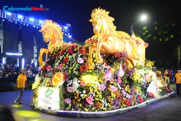Ribuan Warga Tumpah Ruah Saksikan Surabaya Vaganza Festival of Lights