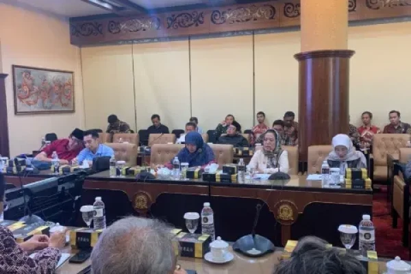 Komisi E DPRD Minta Pemprov Jatim Perjuangkan DAU ke Pusat Terkait THR dan Gaji ke 13 Guru ASN Belum Cair