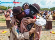 Aksi Basuh Kaki Orang Tua oleh Puluhan Ribu Pelajar Surabaya
