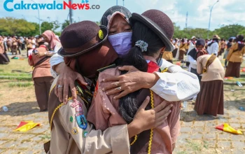 Aksi Basuh Kaki Orang Tua oleh Puluhan Ribu Pelajar Surabaya
