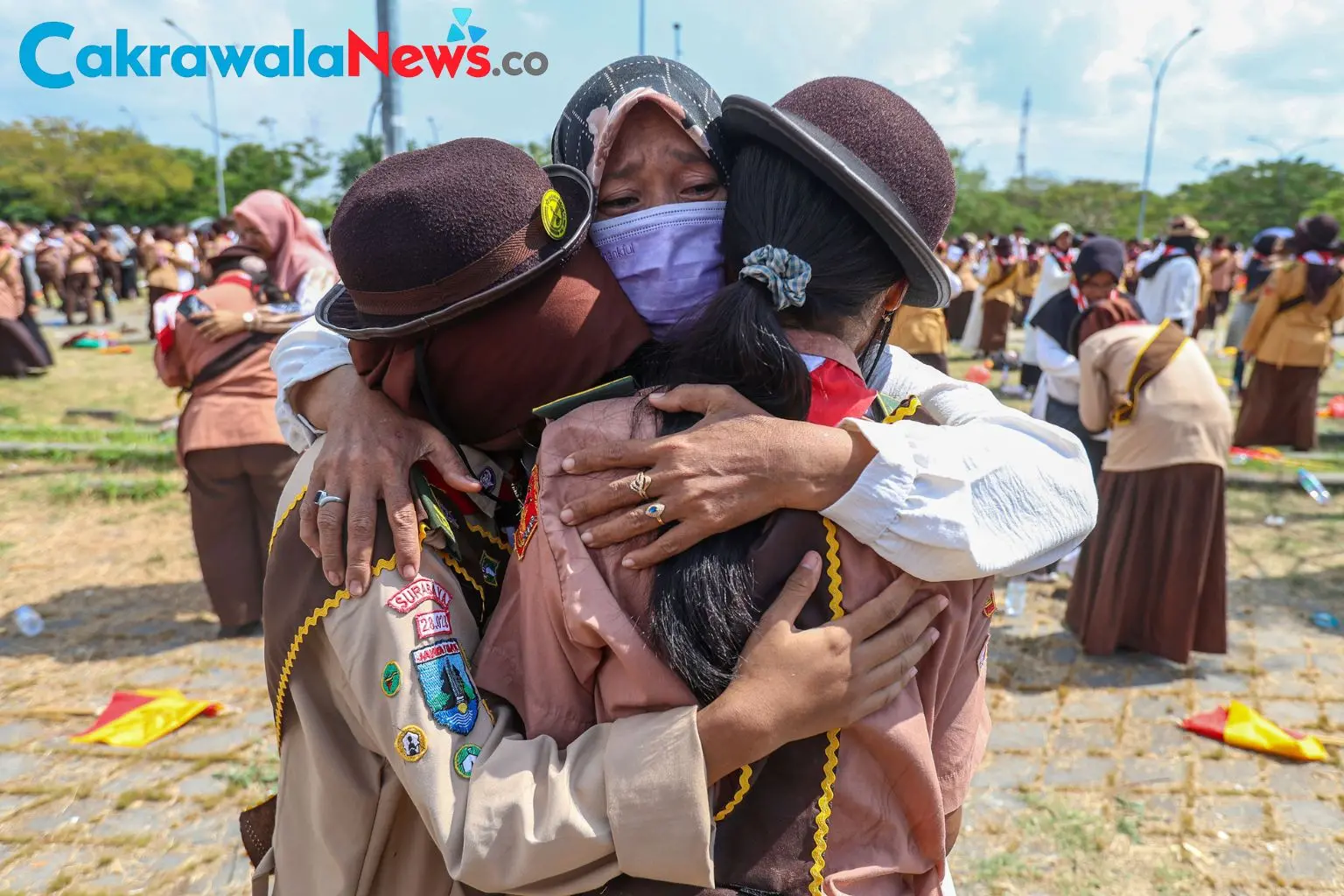 Aksi Basuh Kaki Orang Tua oleh Puluhan Ribu Pelajar Surabaya